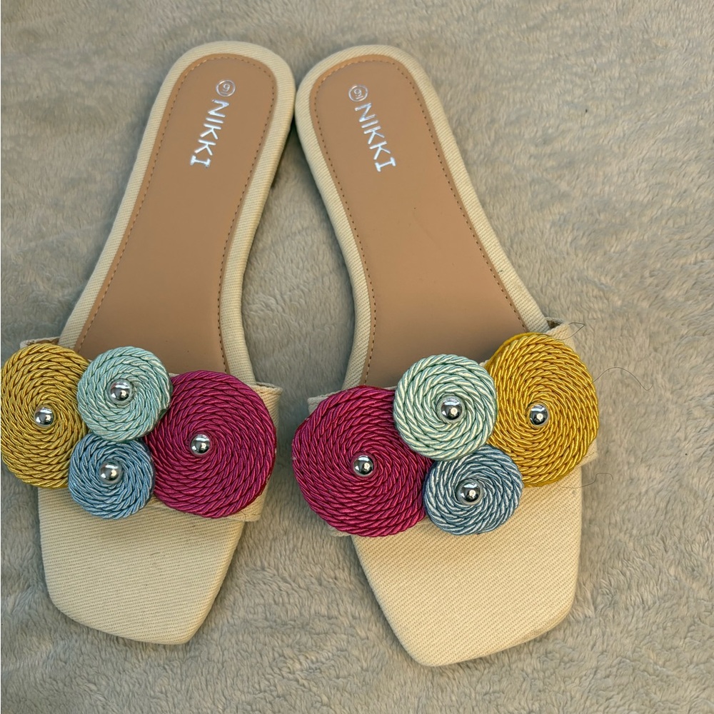 Beige with flowers embellished slide sandals boho beach y and resort wear size 9